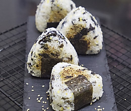 #入秋滋补正当时#味蕾与食物相濡以沫——海苔肉松饭团的做法