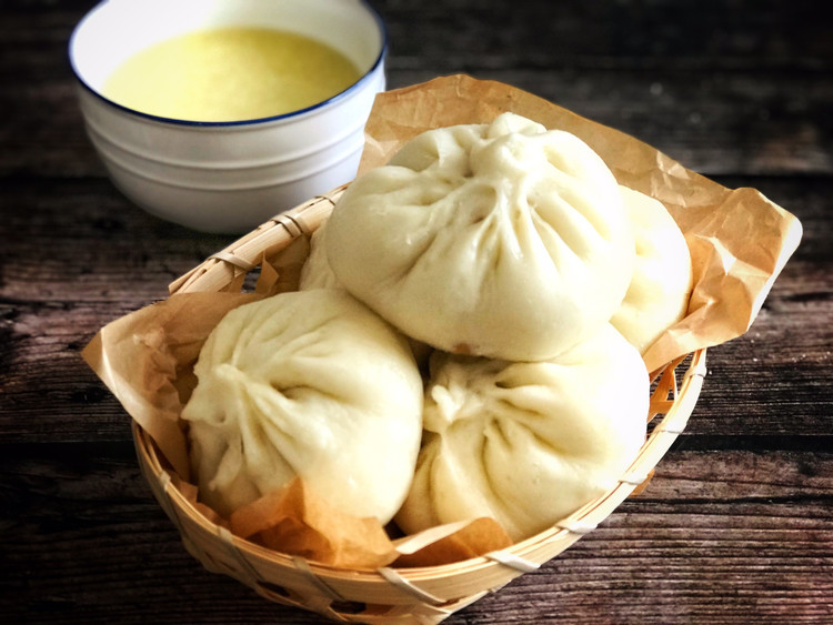 一滴油不放还个个一篓油的猪肉大葱包子的做法