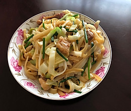 芽菜炒河粉的做法