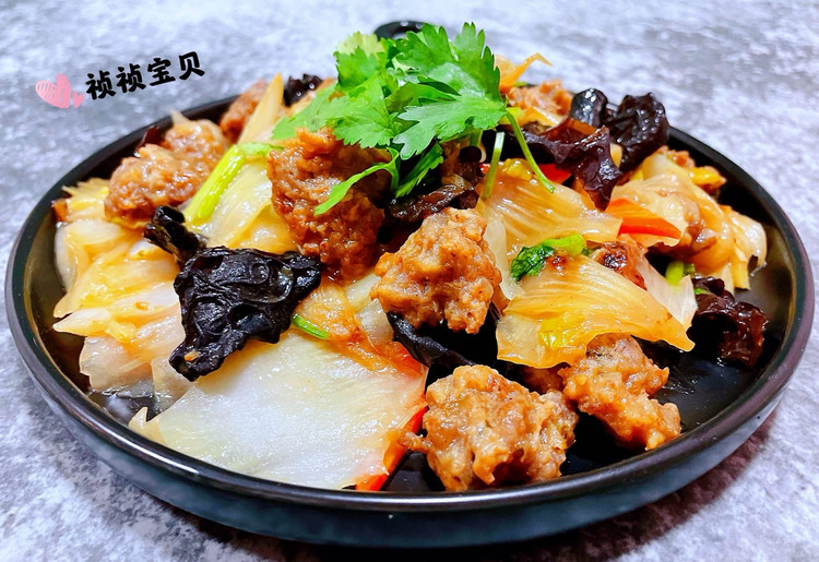 白菜胡萝卜木耳炒肉丸的做法