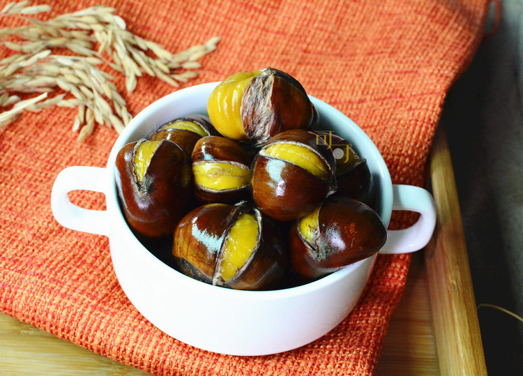 糖炒栗子：在家两步就可以完成街边小摊上的糖炒栗子，粒粒金黄诱的做法