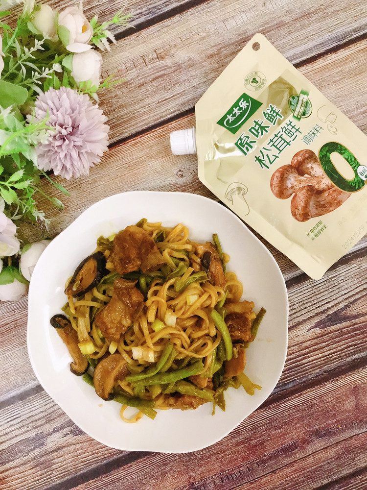 松茸鲜排骨焖面的做法