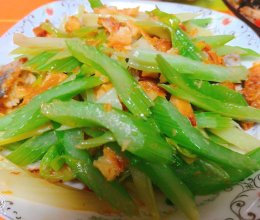 西芹炒鳗鱼干的做法