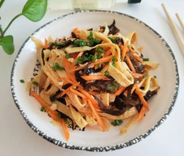 凉拌蛋皮木耳的做法