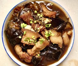 那叫一个美啊！茄子烧肉的做法