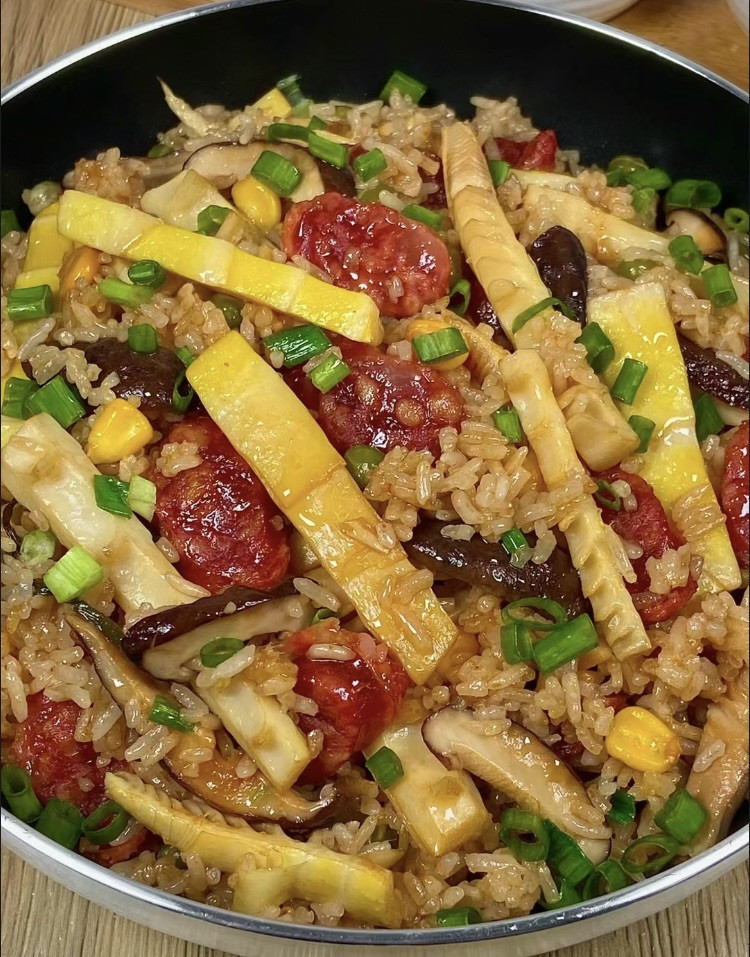 春笋腊肠煲仔饭的做法