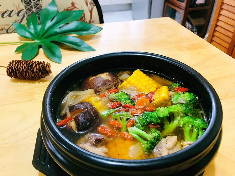 夏季更宜食热食，做个香菇玉米鸡腿锅的做法