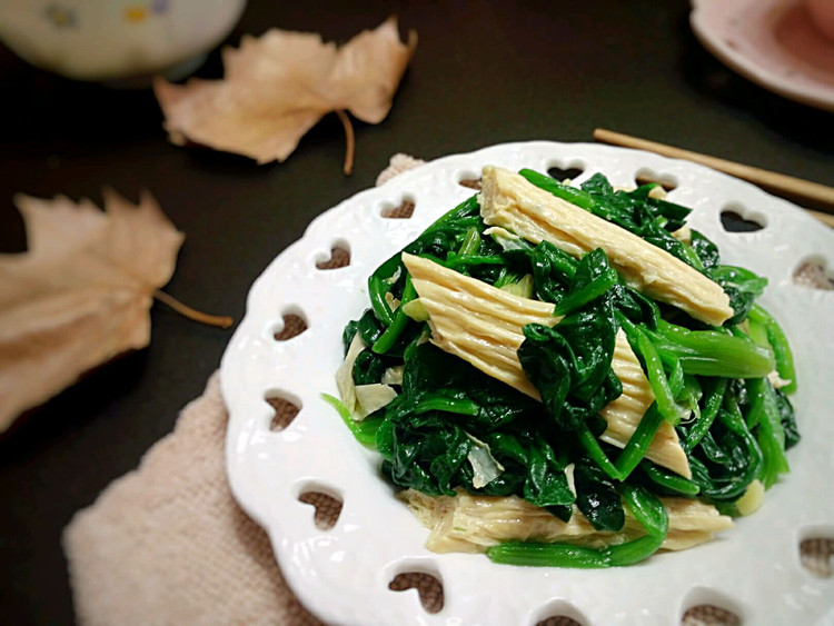 腐竹拌菠菜的做法