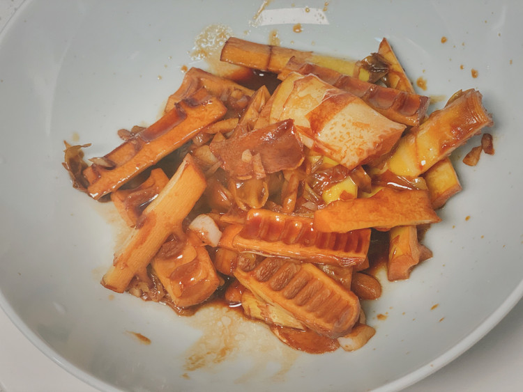 又到了吃笋的季节咯 快手油焖笋的做法