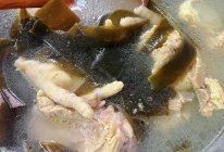 #夏日餐桌降温企划#筒骨鸡爪海带汤的做法