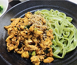香辣鸡蛋酱拌菠菜面的做法