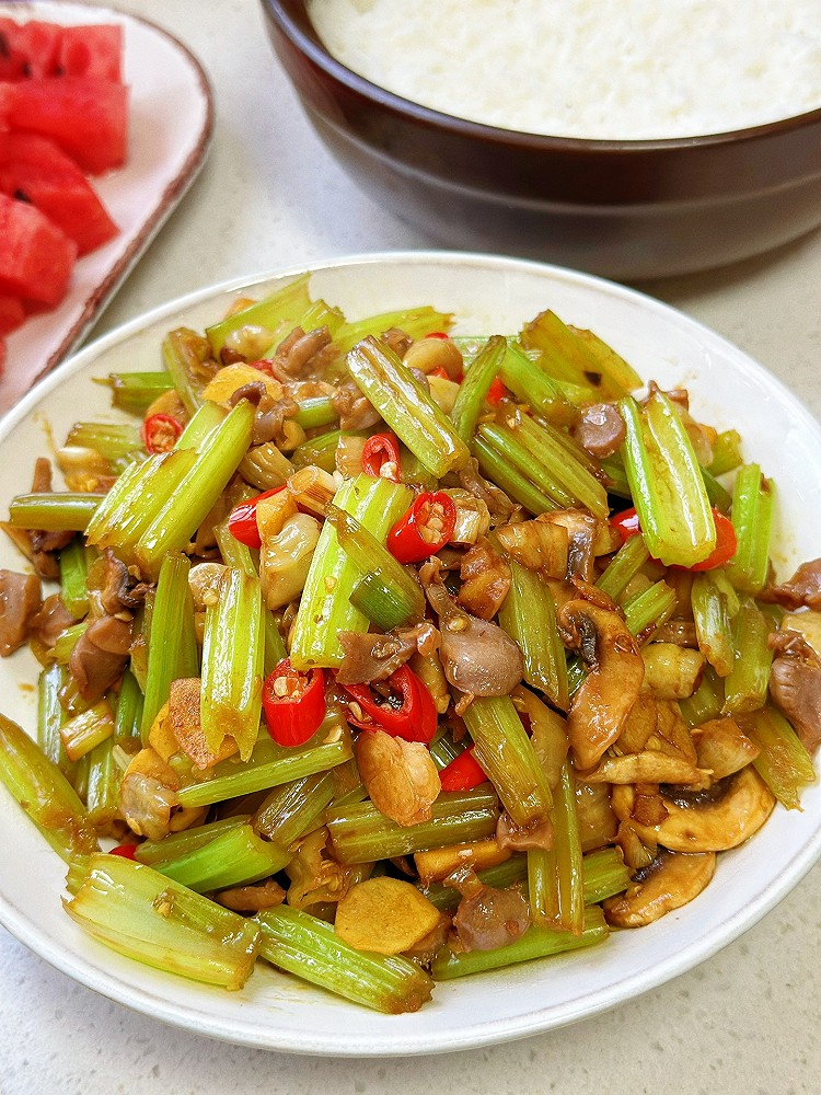 芹菜白蘑菇炒鸡胗的做法