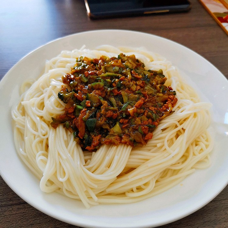 黄瓜肉丁卤面条的做法