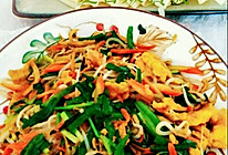 #助力高考营养餐#，绿豆芽胡萝卜韭菜炒鸡蛋的做法