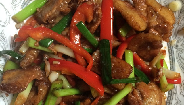 五花肉炒蒜苗的做法