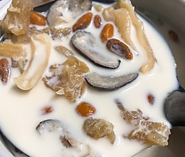 鳕鱼胶炖牛奶的做法