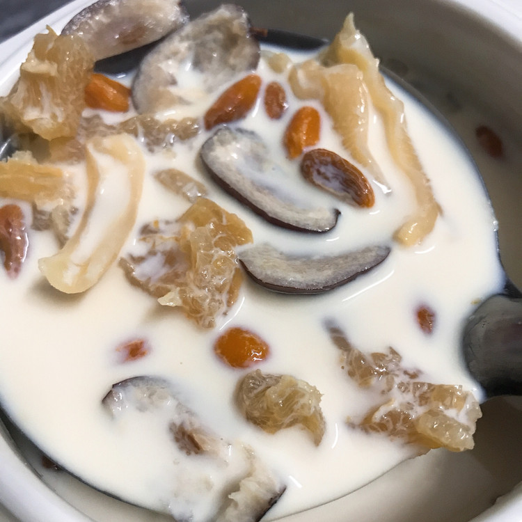 鳕鱼胶炖牛奶的做法