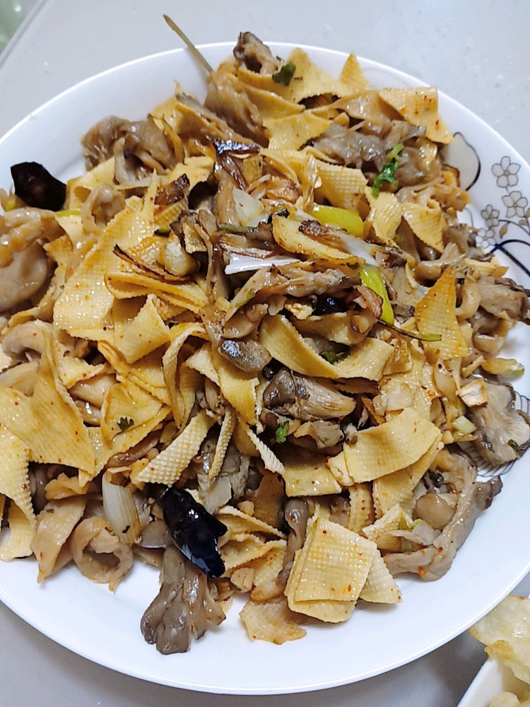 千张炒平菇的做法