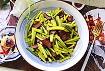 #肉食者联盟#蒜薹酱油肉的做法