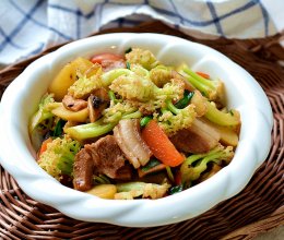 #少盐饮食 轻松生活# 一吃就上瘾的回锅肉菜花土豆一锅炖的做法