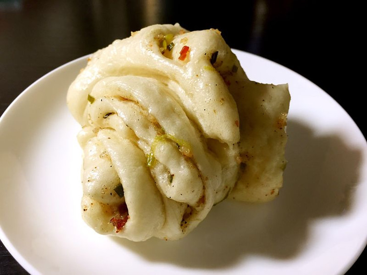 椒盐培根葱花卷的做法