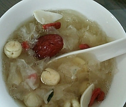 银耳莲子百合红枣枸杞汤的做法