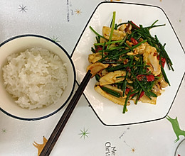 韭菜花炒鱿鱼的做法