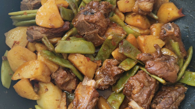 豆角土豆炖排骨！！的做法