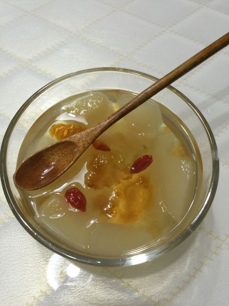 桃胶炖雪梨的做法