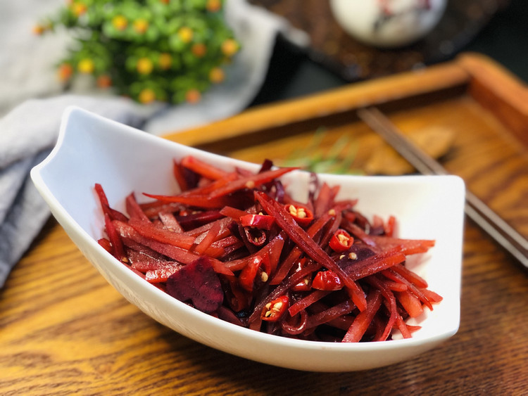 加了甜菜根的酸辣土豆丝 净素食的做法