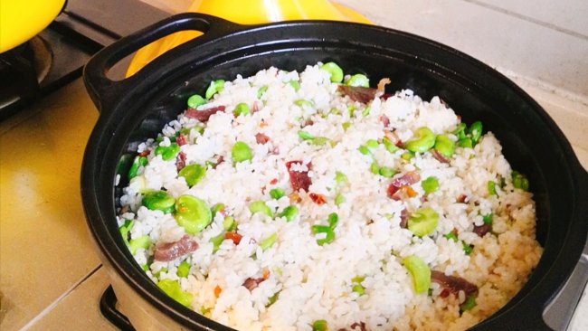 #餐桌上的春日限定#云南人都爱的火腿蚕豆焖饭的做法