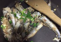 煎多春鱼的做法