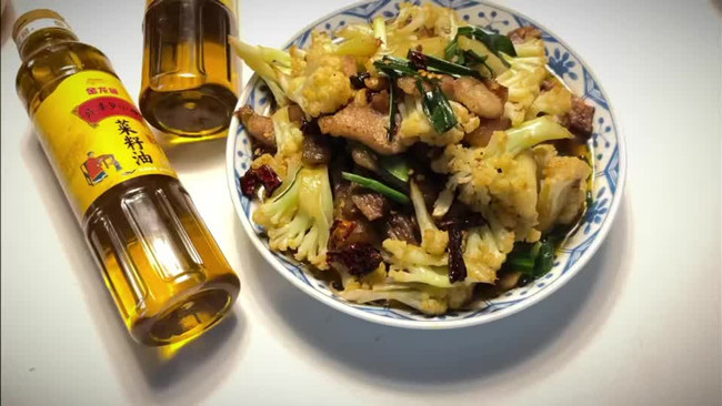干锅回锅肉花菜的做法