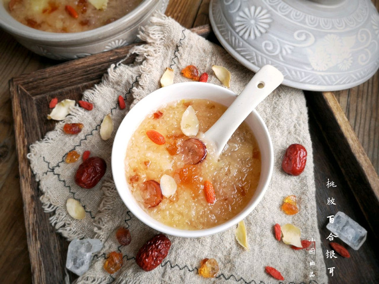 桃胶百合银耳羹——平民养颜滋补汤的做法
