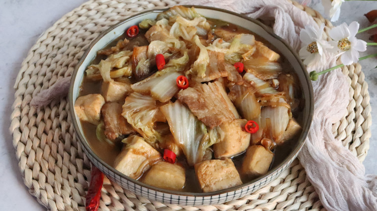 白菜五花肉炖豆腐的做法