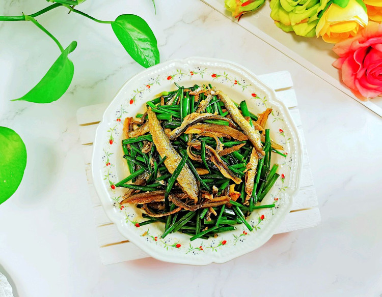韭菜苔炒小鱼干的做法