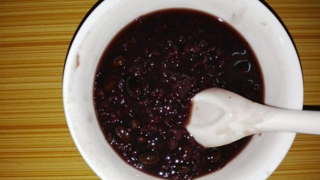 黑豆紫米粥的做法