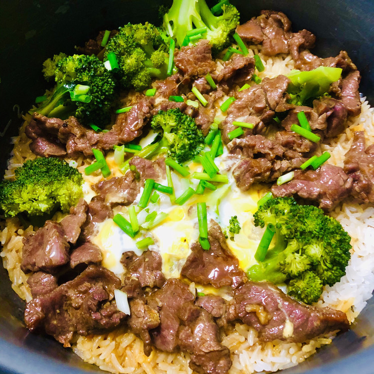 电饭锅窝蛋牛肉饭的做法