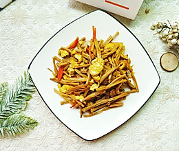 #营养小食光#黄花菜炒鸡蛋，经常吃健脑的做法