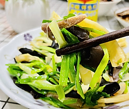 #福气年夜菜#地道的家常做法～香葱黑木耳冬笋咸肉的做法
