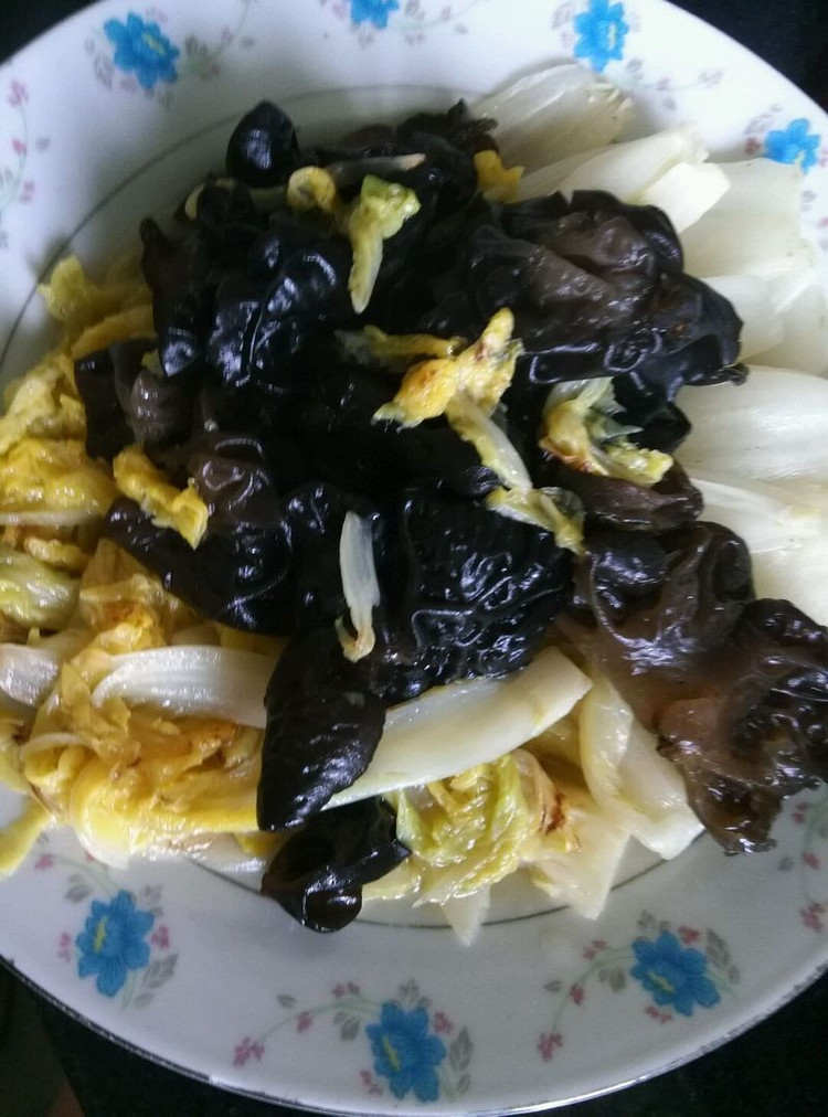娃娃菜炒木耳的做法