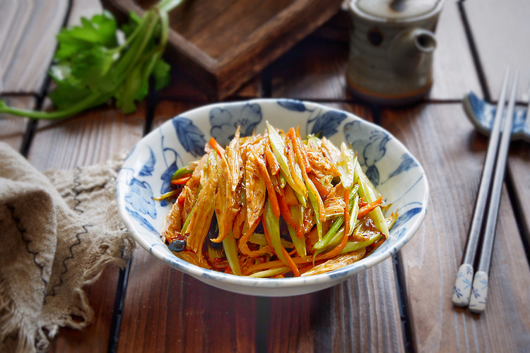 风味腐竹烩芹菜的做法