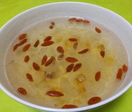 雪燕桃胶皂角米羹的做法