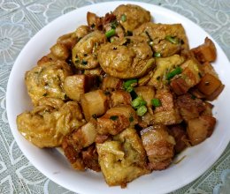 【乡村美食】红烧肉闷豆泡酿韭菜的做法