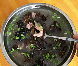 瘦肉木耳汤的做法
