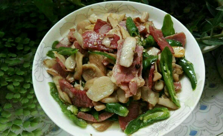 青椒火腿炒野生牛肝菌的做法
