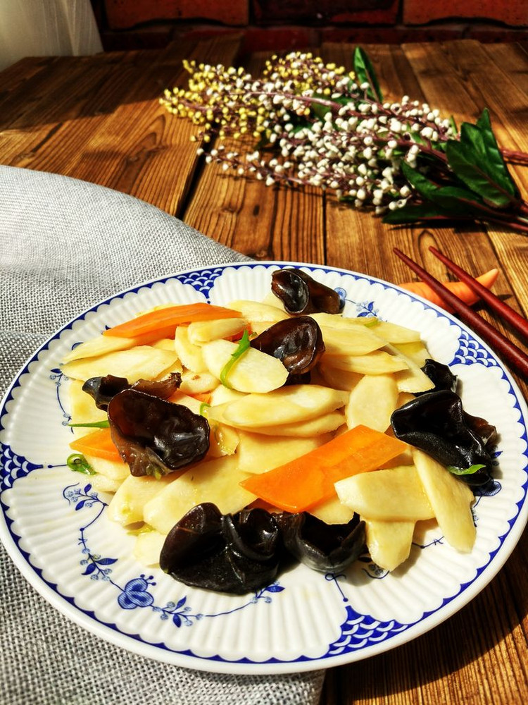 黑白配——山药清炒木耳的做法