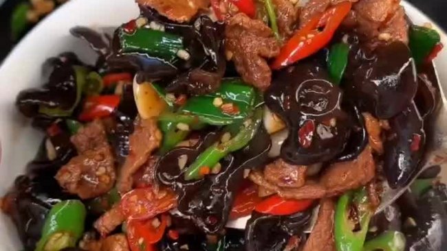 木耳小米椒青椒大蒜叶子炒肉的做法