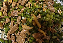 蒜台丁炒肉的做法