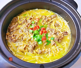 自己在家做酸汤肥牛~简单易学，吃上一口好满足的做法